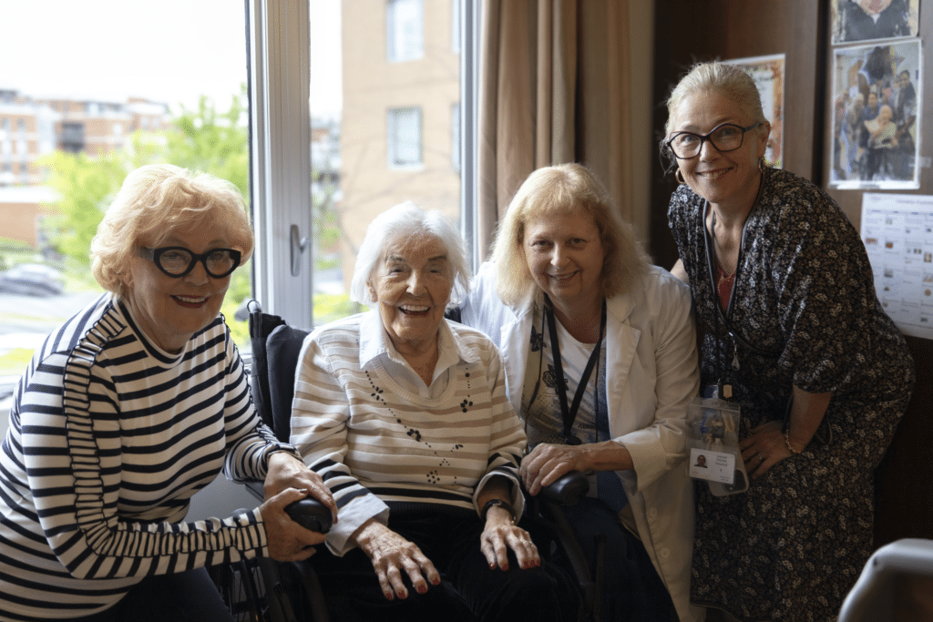 De gauche à droite | Fille de Mme Rivard, Mme Carmelle Rivard, doyenne des Résidences Soleil et du Canada; Mme Danielle Perreault, Responsable du milieu de vie, des loisirs et des bénévoles du CHSLD; Mme Nadine-Coïne Savoie, directrice du Groupe Savoie.